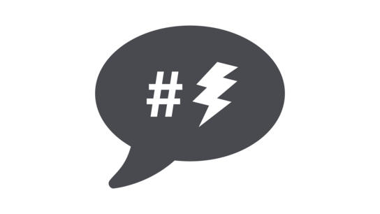 Sprechblase mit einem Hashtag und einem Blitzsymbol in einem minimalistischen, grauen Design.